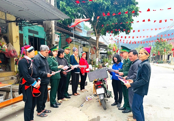 Người lính biên phòng mang “lá phiếu niềm tin” đến đồng bào vùng biên